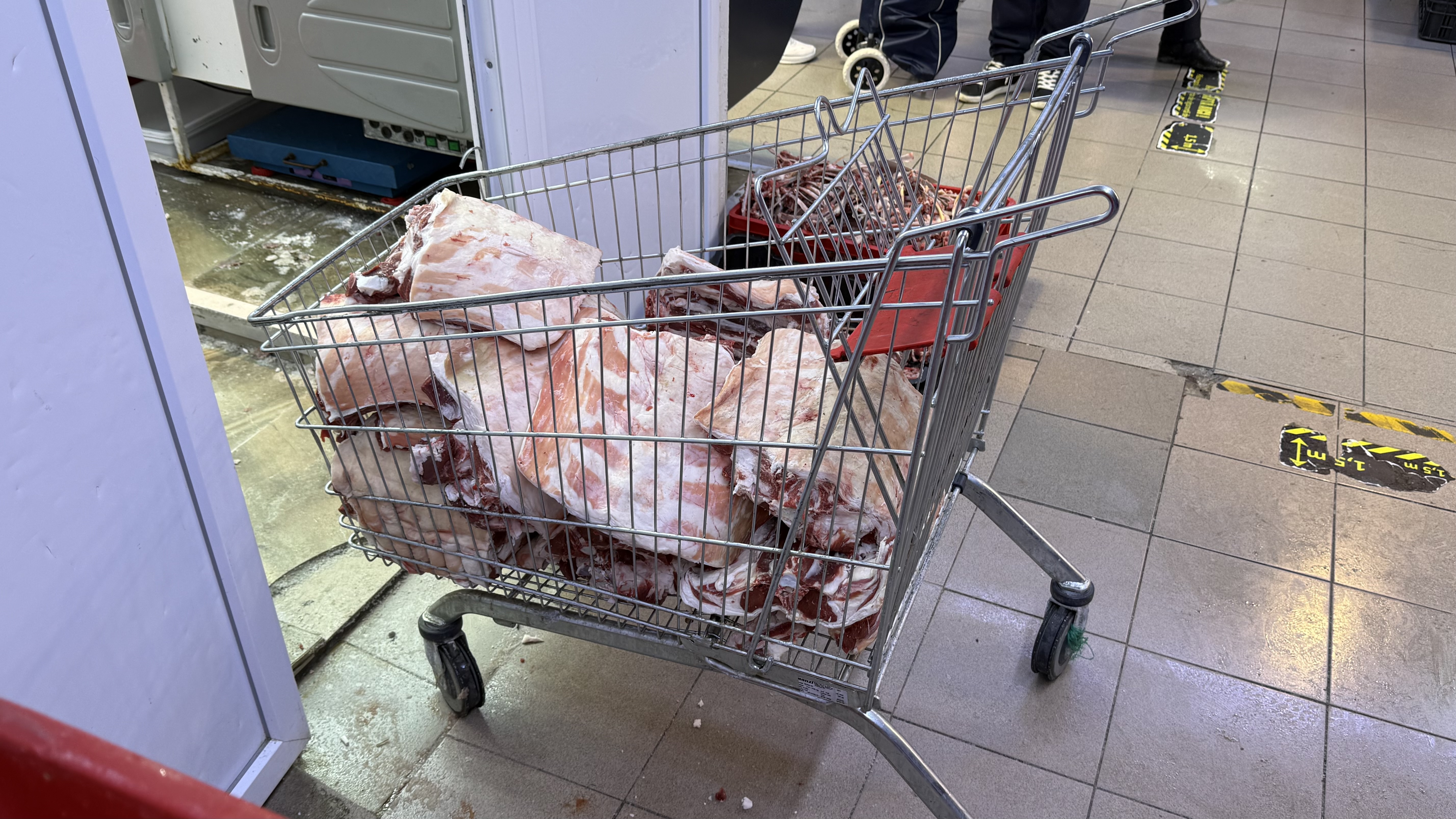 A început bătălia pentru carnea de porc. Reportaj în hala Obor: cât ne costă preparatele pentru sarmale și tobă?