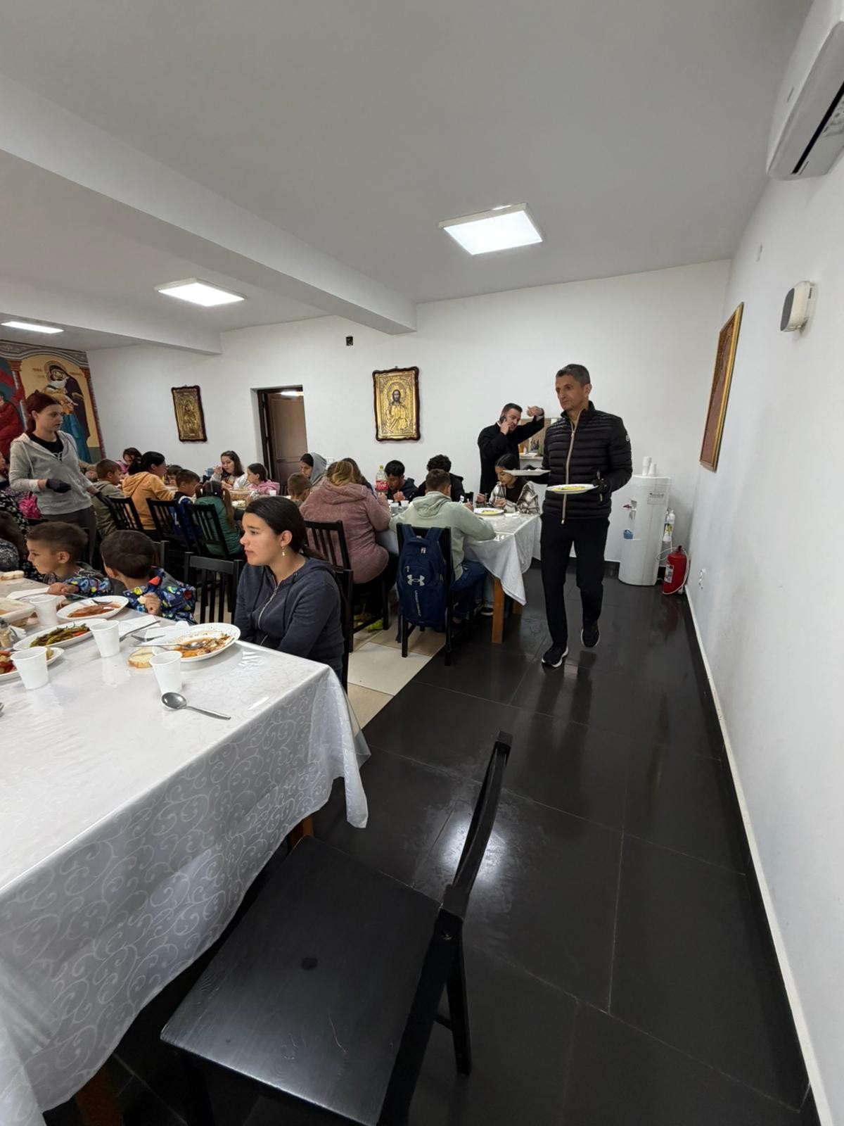 Imagini de la pomana lui Mircea Lucescu. Ce a făcut Răzvan Lucescu la 40 de zile după ce a murit tatăl lui