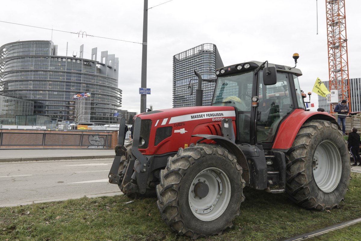 Protest al fermierilor francezi în fața Parlamentului European de la Strasbourg. Iohannis va rosti miercuri un discurs în PE