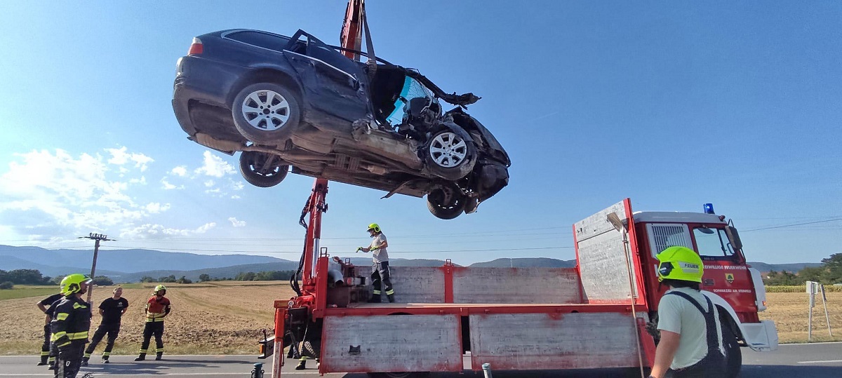 Român de 17 ani, mort pe scaunul din dreapta al unui BMW care a zburat într-o capelă, în Austria. Un român de 21 de ani, la volan