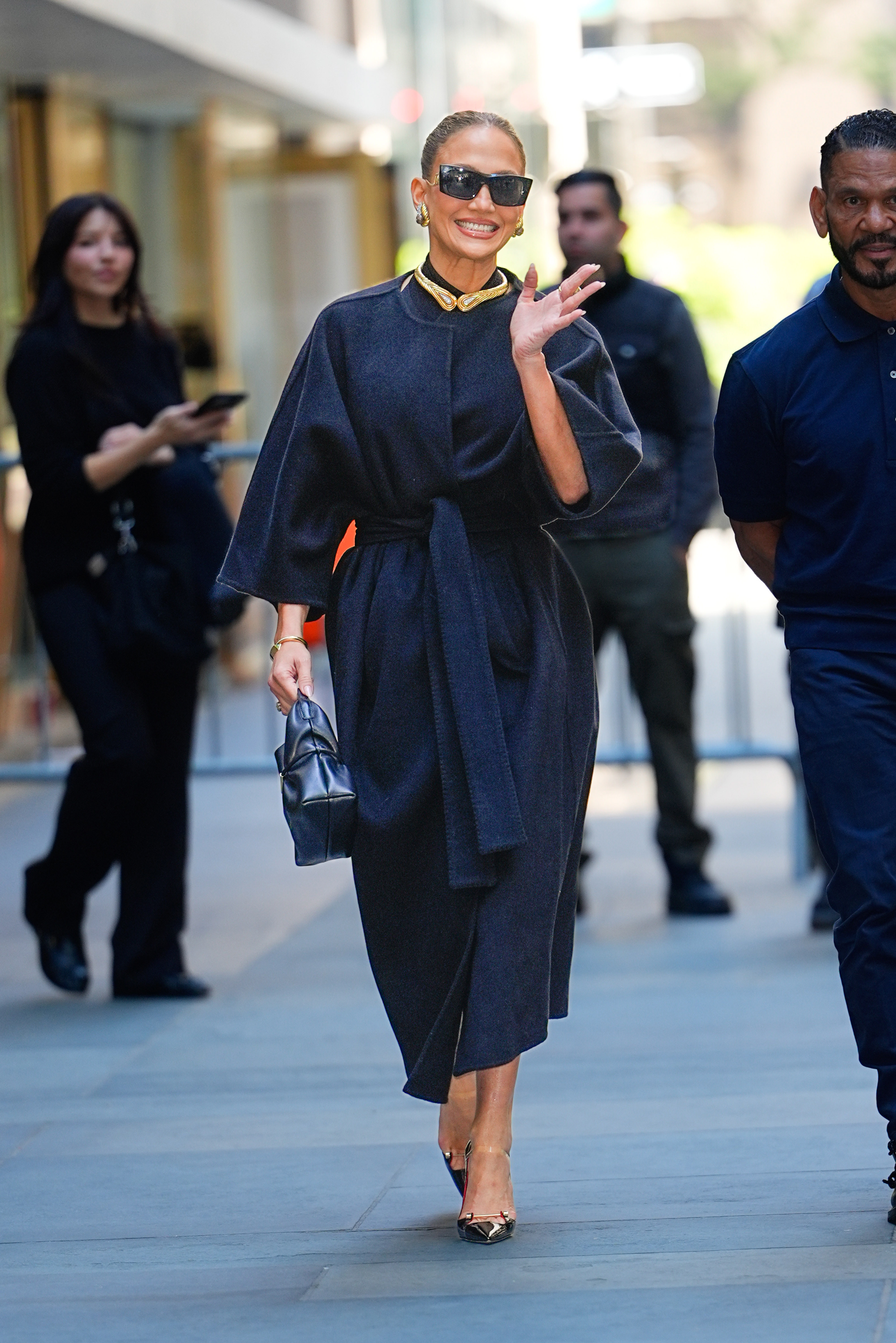 Jennifer Lopez, în pantofi românești la plimbare prin New York. Cum a fost surprinsă vedeta