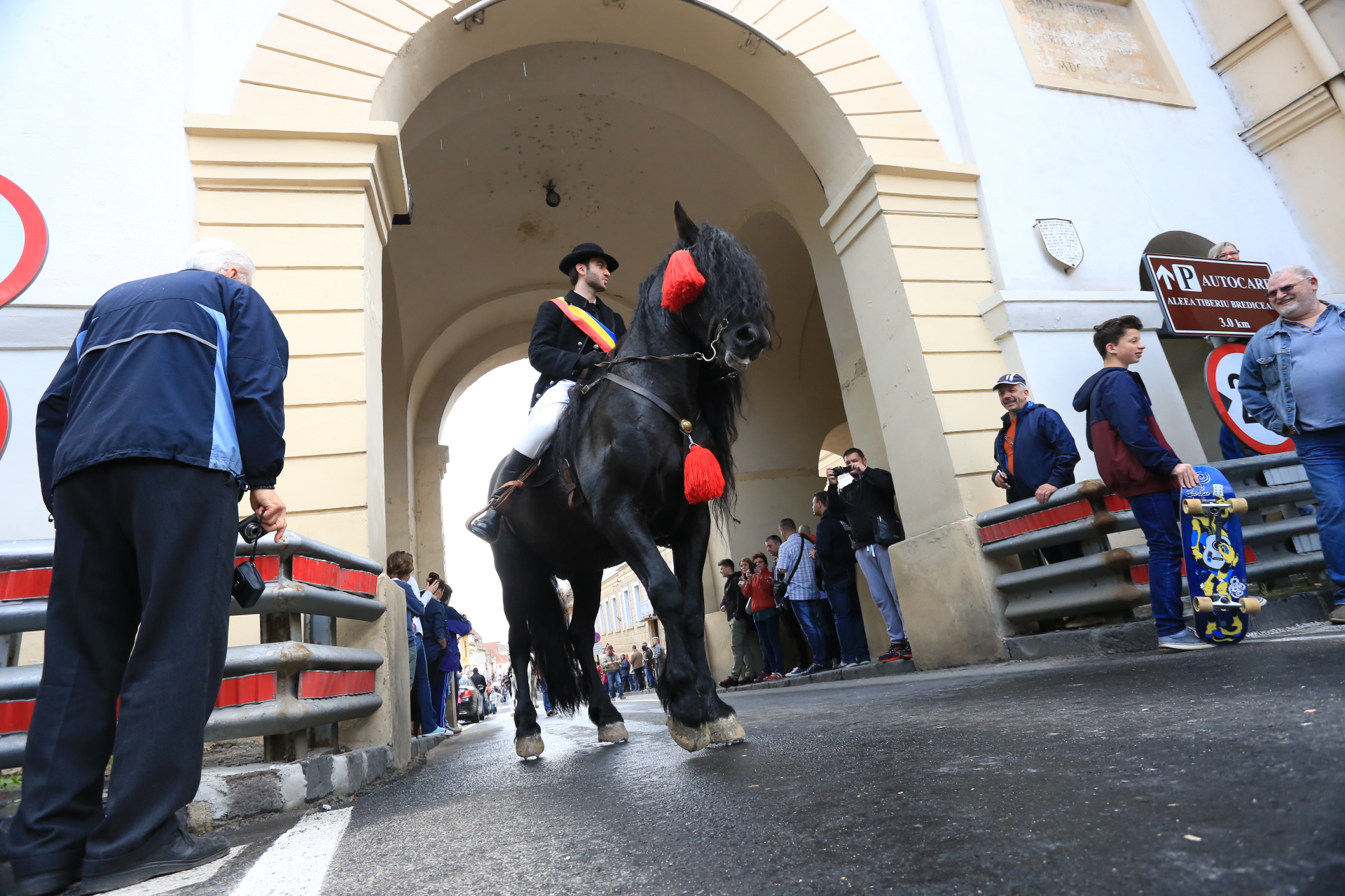 Mii de oameni au asistat la Parada Junilor la Brașov | GALERIE FOTO