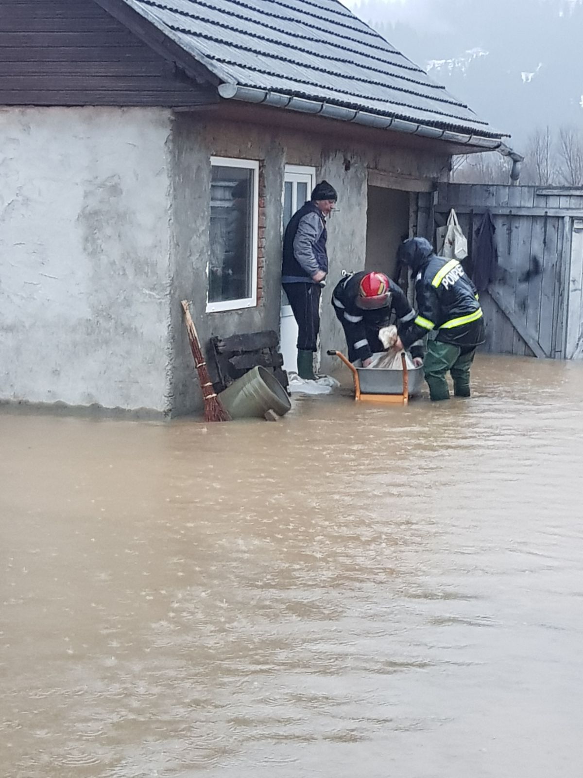 VIDEO/ Gospodării din trei localități din județul Covasna au fost inundate. Pompierii intervin pentru evacuarea apei/ FOTO