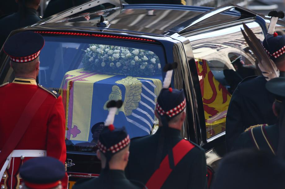 Sicriul reginei Elisabeta a II-a, depus la catedrala din Edinburgh, după o procesiune condusă de regele Charles al III-lea | VIDEO