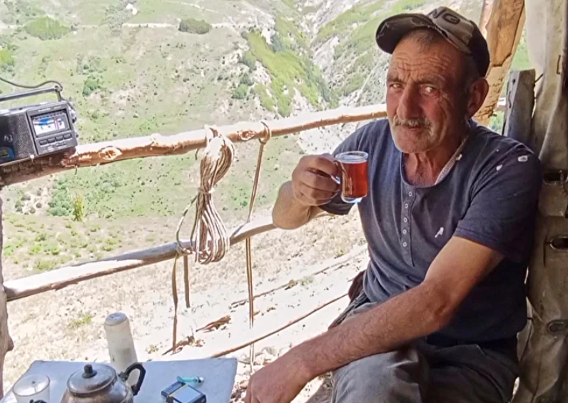 Povestea bărbatului care trăiește de 40 de ani în sălbăticie, alături de urși și de lupi, la 2.200 de metri altitudine: „Mai bine aici decât să merg într-o vacanță la Antalya”