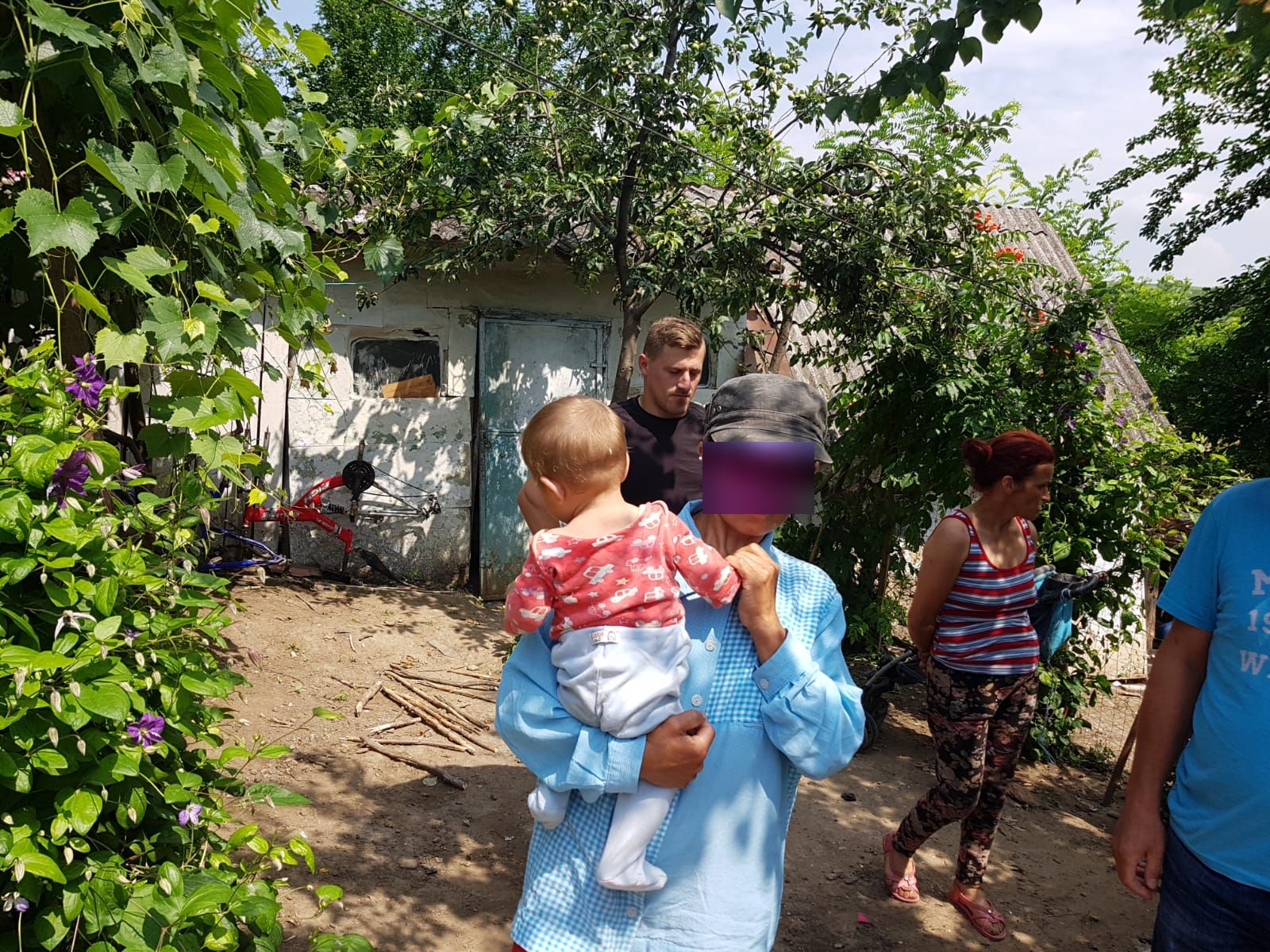 REPORTAJ/Viața de coșmar a fetițelor din Vaslui găsite în comă alcoolică. Mama își bătea copiii și îi încuia în beci, cu șobolanii - FOTO&VIDEO