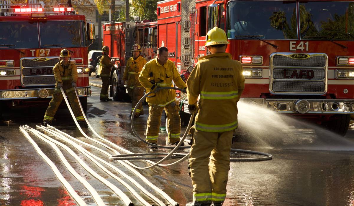 Bilanţul incendiilor de proporții din California a ajuns la 24 de morţi. Vântul violent amenință să întețească focul