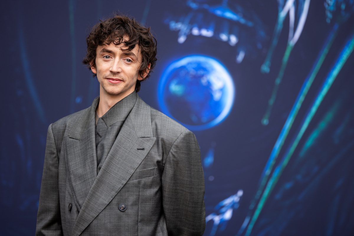 Actorul care a apărut desculț la premiera serialului „Alien: Earth”. S-a lăsat influențat de personajul lui, un miliardar cu o obsesie inspirată de Peter Pan