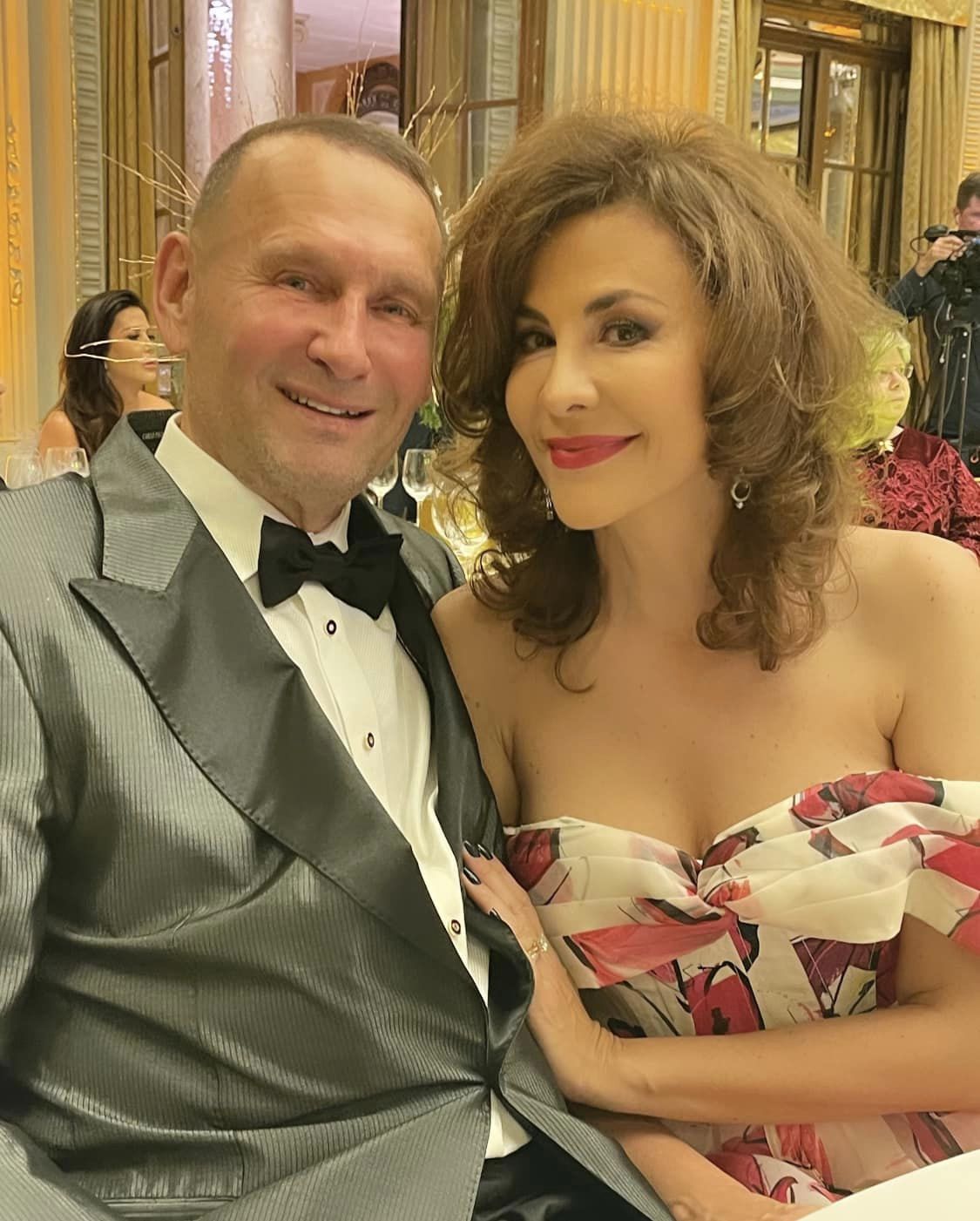 Fotografii cu casa în care locuiesc Adina Alberts și Viorel Cataramă. Vila arată ca un muzeu, la fel și grădina, unde au o fântână arteziană cu statui