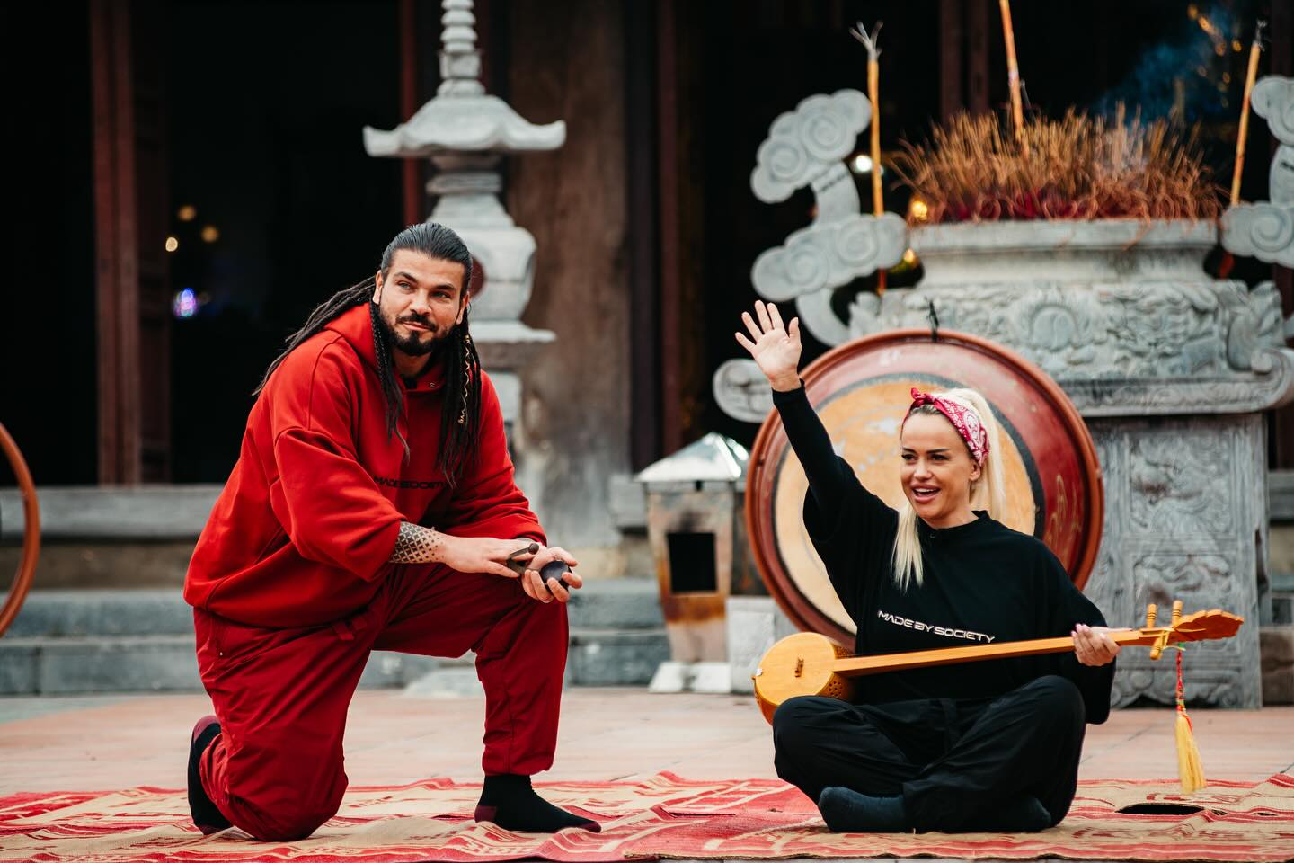 Anda Adam și Mara Bănică, la un pas de bătaie. Artista o acuză pe jurnalistă că i-a jignit soțul la Asia Express. „În alte condiții probabil ai fi rămas și fără păr în cap”