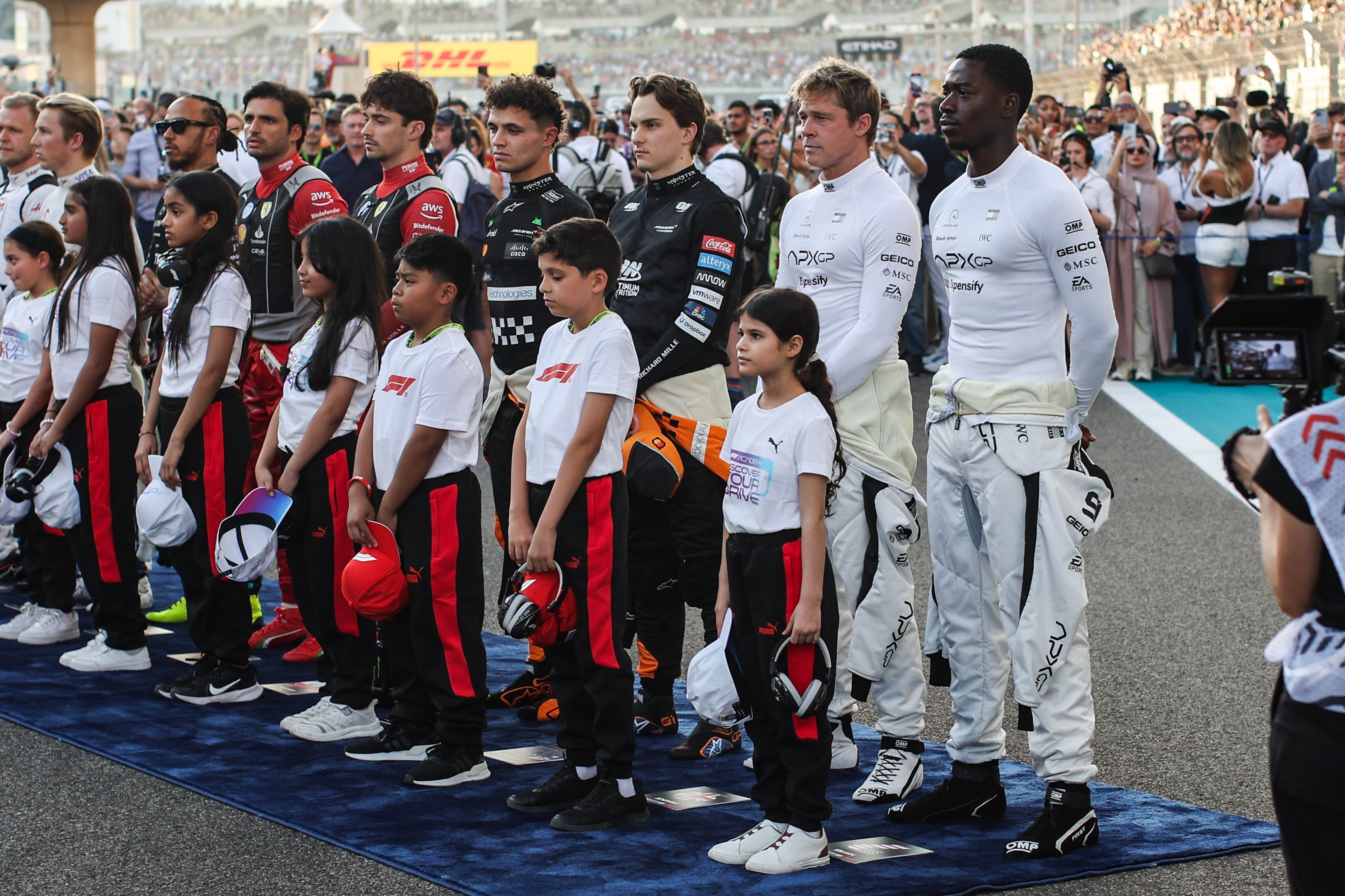 Filmul la care Brad Pitt a lucrat cu Lewis Hamilton ajunge în România. De când poate fi văzut la cinema „F1: The Movie”