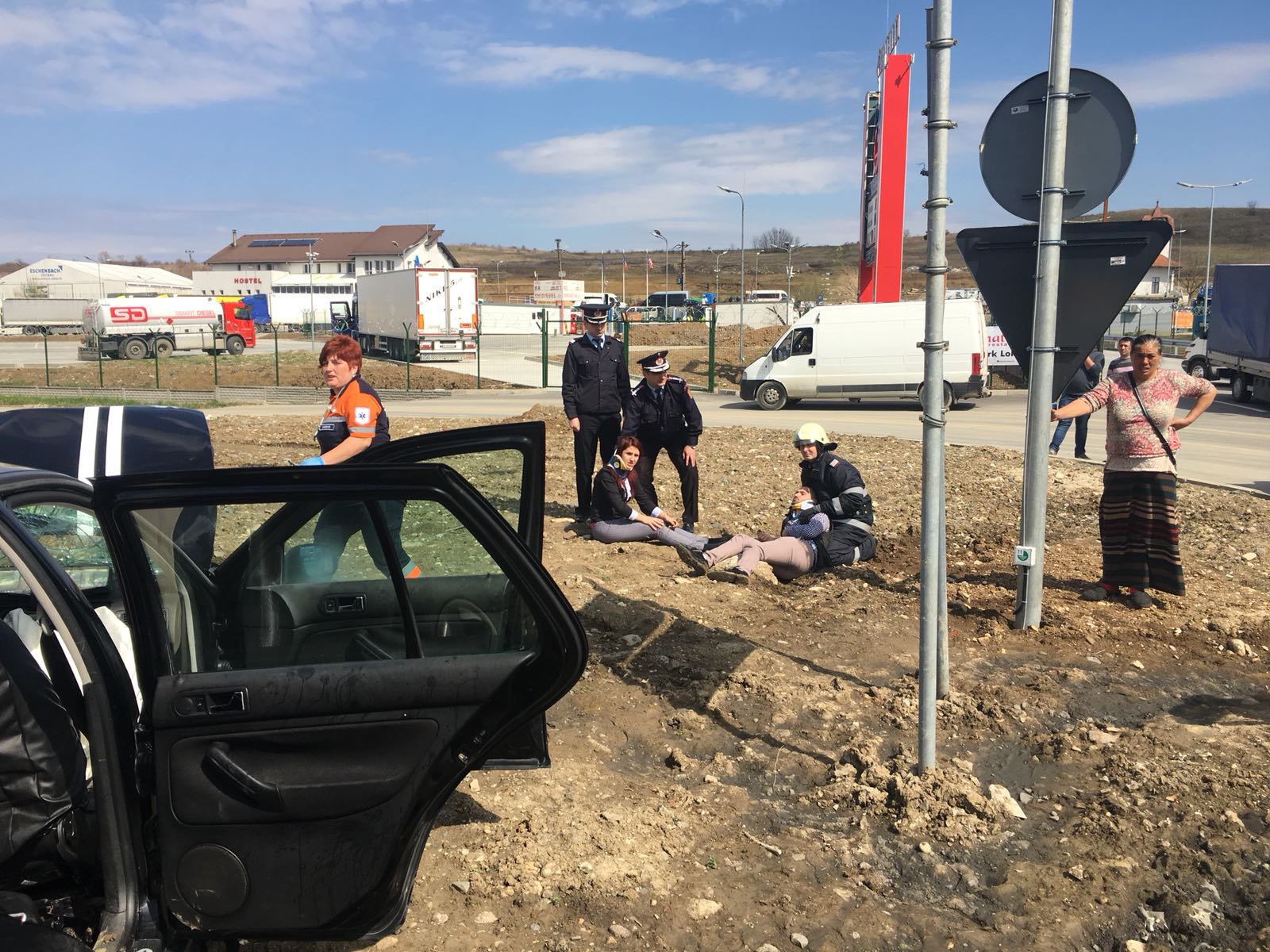 Accident pe centura orașului Lugoj. Cinci oameni au ajuns la spital din cauza unei manevre imprudente