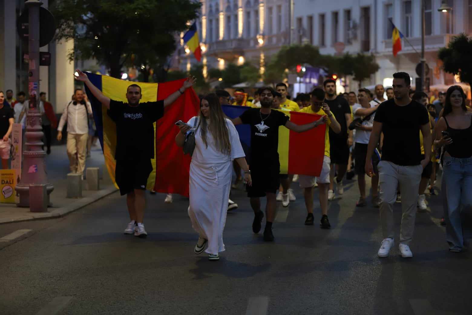 Sărbătoare și la București! Atmosferă incendiară în Piața Universității după ce tricolorii s-au calificat în optimi la Euro 2024