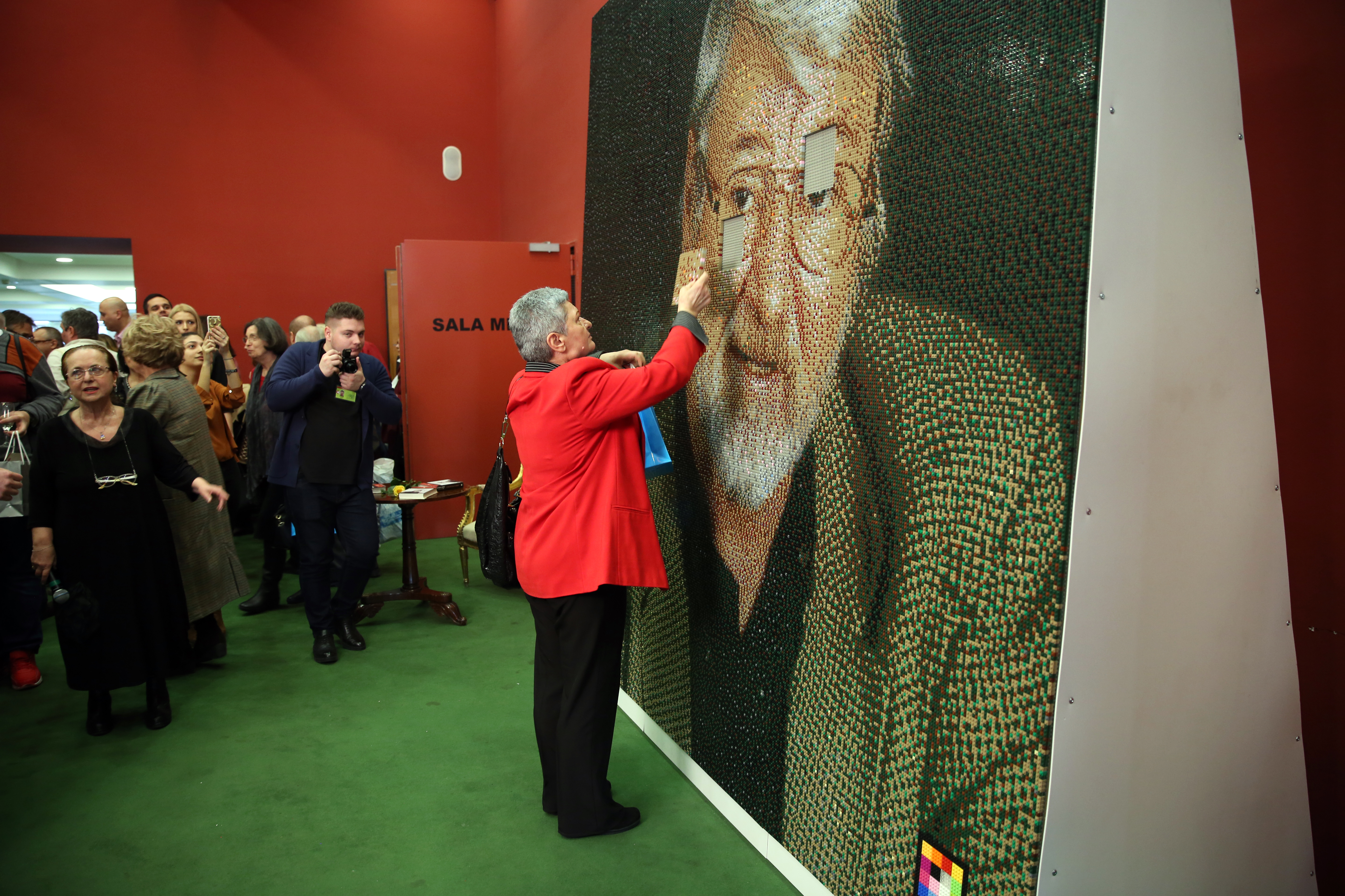 VIDEO/In memoriam. Mozaic uriaș cu chipul lui Ștefan Iordache și amintirile emoționante ale surorii lui mai mici:”Am fost copleșită!”