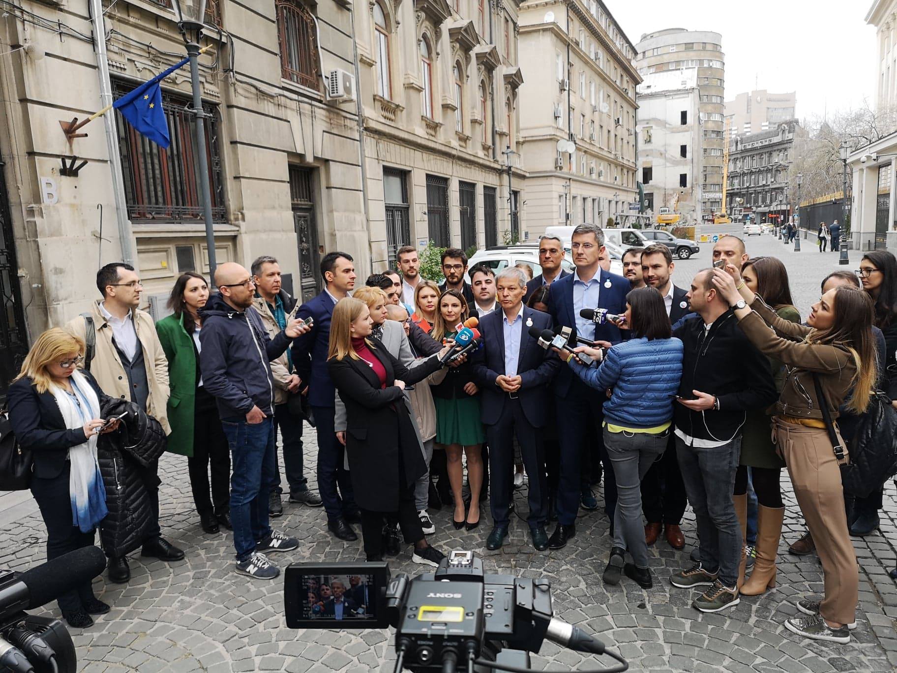 FOTO | Alianţa USR-PLUS a depus la BEC 500.000 de semnături, pentru alegerile europarlamentare. Cioloş: "Propunem românilor o adevărată alternativă politică"