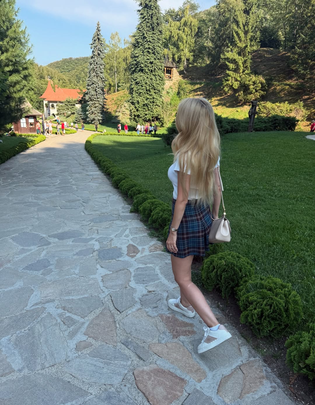 Cum a apărut Andreea Bălan îmbrăcată la Mănăstirea Prislop. Artista a mers în fustă mini să se roage la mormântul lui Arsenie Boca
