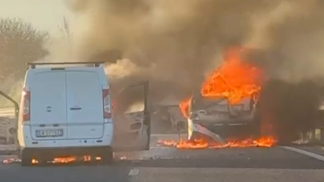 Patru milioane de euro furați ca-n filme din două mașini bilndate, de un comando înarmat cu puști Kalașnikov, pe o autostradă din Italia / VIDEO