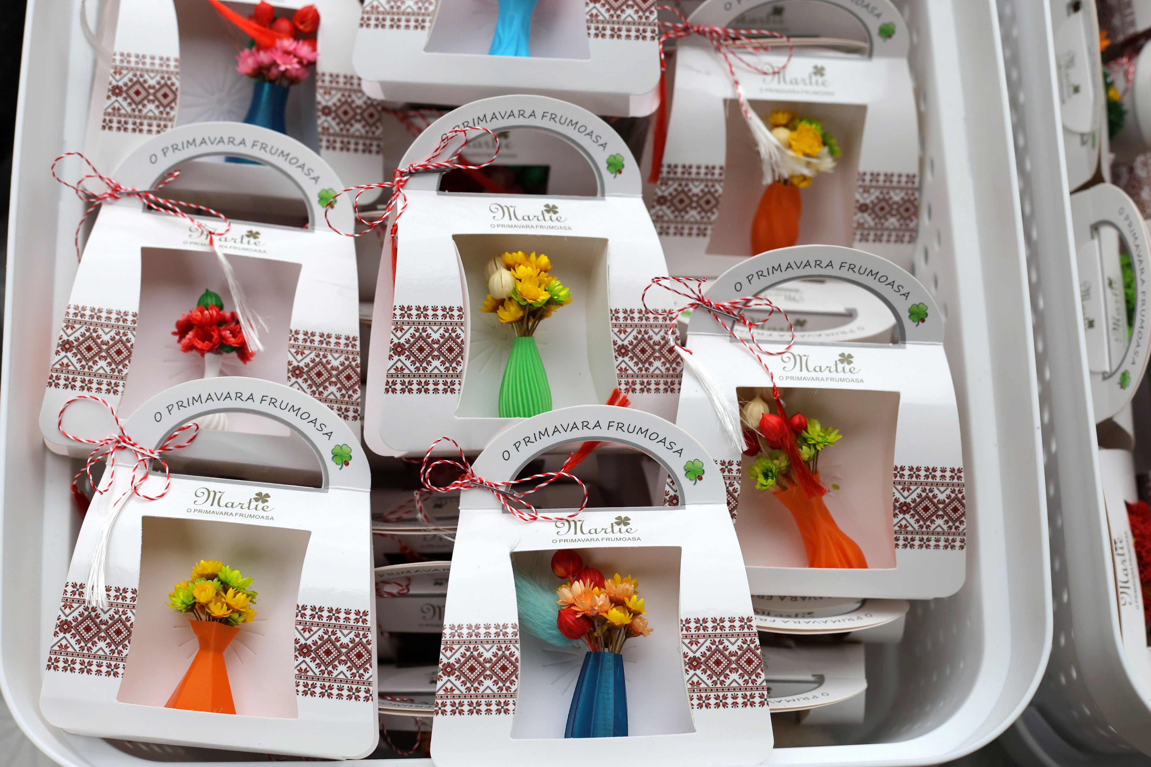 Vizită prin târgurile de mărțișoarele handmade din București. „Toată vara lucrez pentru a aduce zâmbete în luna martie”