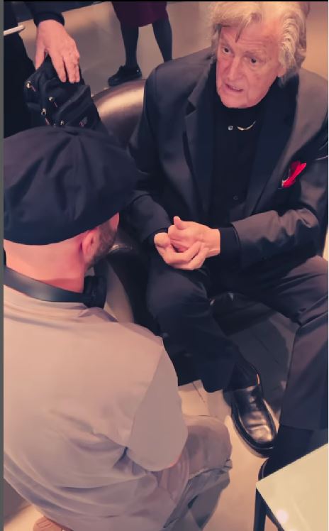 Mihai Bendeac, în genunchi în fața lui Florin Piersic: „O întâmplare care m-a rupt”. Marele actor a vrut să îi pupe mâna