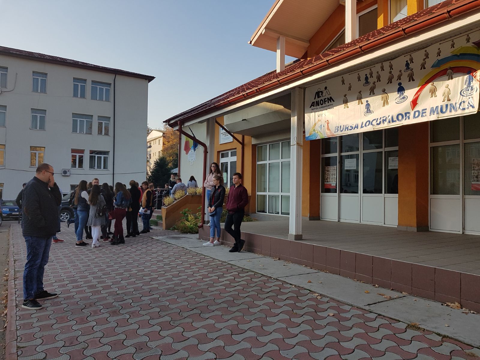 REPORTAJ: Campionii șomajului din România au tratat cu dispreț bursa locurilor de muncă pentru absolvenți de la Vaslui| GALERIE FOTO