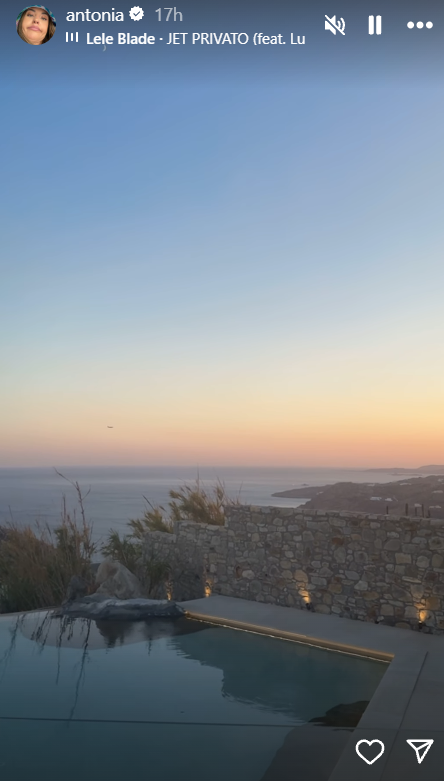 Imagini cu Antonia și cei trei copii din vacanța în Grecia. Artista a făcut furori în costum de baie