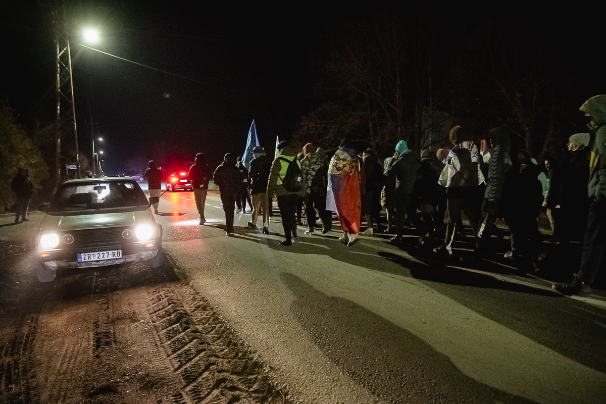 Cum protestează studenții sârbi prin marș și de ce strigă numele Laurei Kovesi