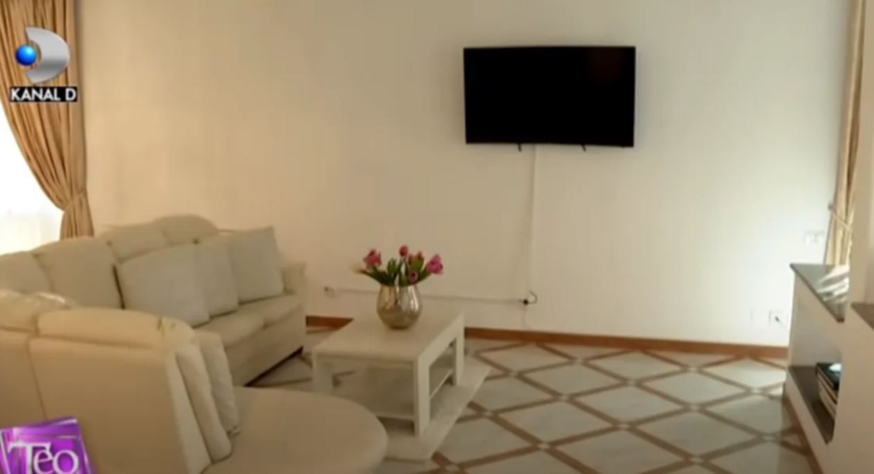 Imagini din casa în care locuiește Betty Salam. Vila are două etaje și arată ca un palat
