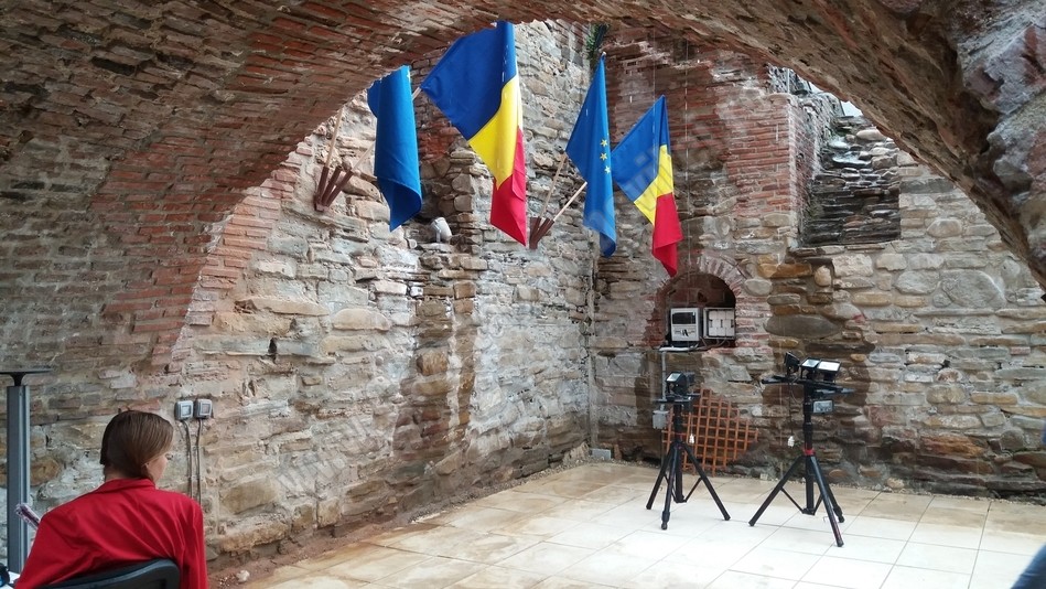 După o restaurare de 3,4 milioane de euro, prin acoperișul ruinelor Curții Domnești Târgoviște plouă