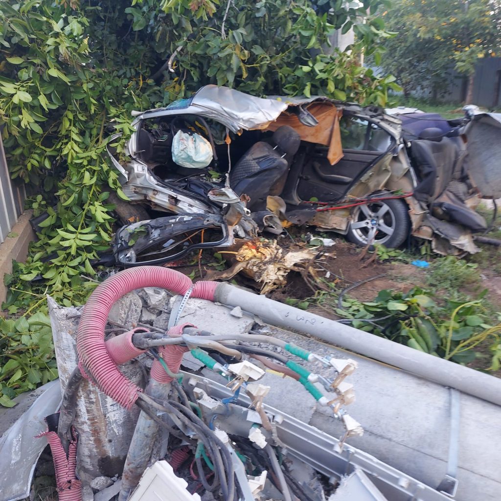Un șofer fără permis și un băiat de 16 ani au murit într-un BMW rupt în două într-un stâlp, lângă Pechea, în Galați