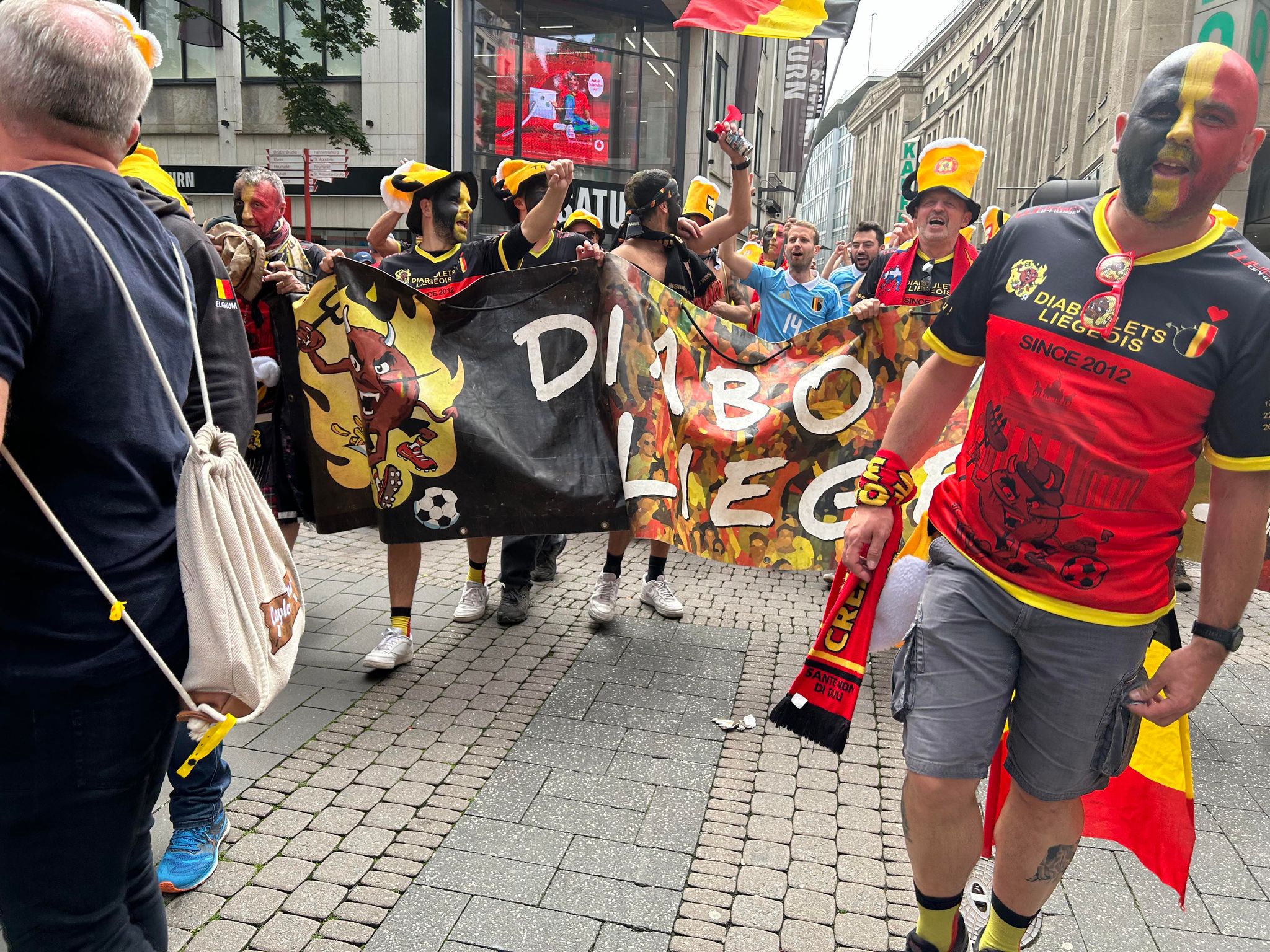 Fanii României fac spectacol la Köln, înaintea partidei cu Belgia de la EURO 2024. Au cântat „Treceți, batalioane române, Carpații” și imnul național. VIDEO