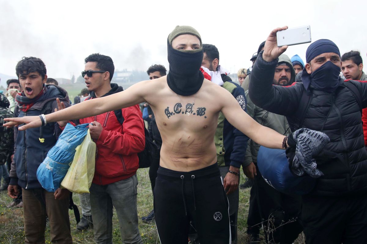 FOTO | Violențe în taberele de imigranți din nordul Greciei! Poliția a intervenit pentru a-i opri pe refugiați să treacă în Macedonia de Nord