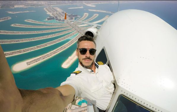 FOTO | Nu-i vecina cea frumoasă scoate capul pe ferastră, e pilotul de Dubai cu un selfie controversat. Gestul care a atins noi culmi de inconștiență