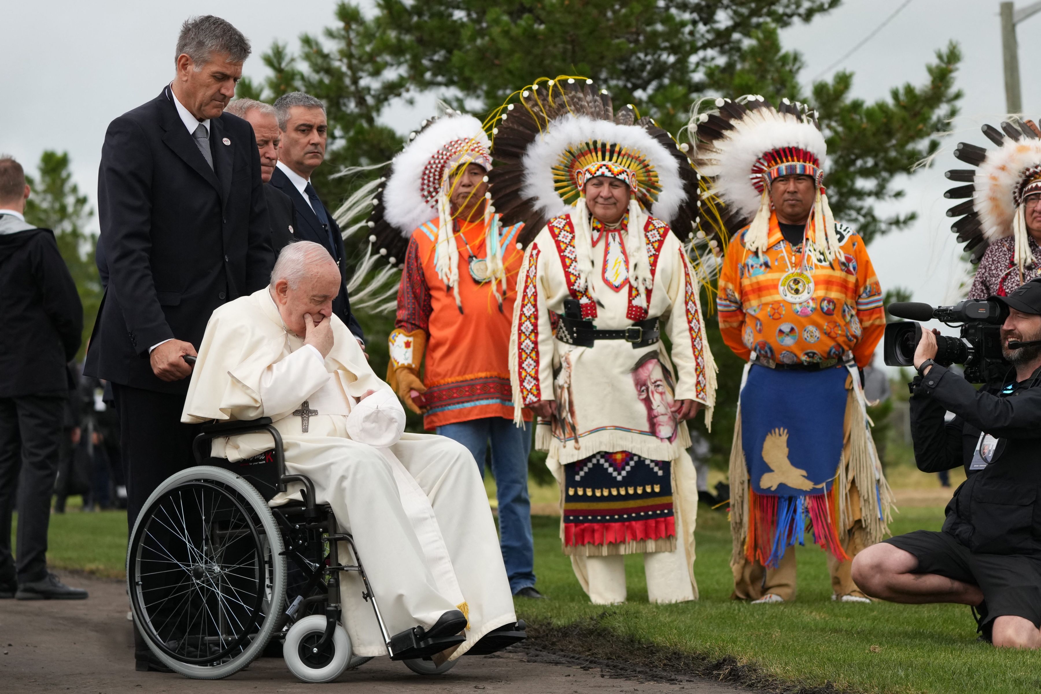 IMAGINEA ZILEI. Papa Francisc, cu o coroană de pene în cap, cere iertare pentru abuzurile comise contra copiilor indigeni din Canada
