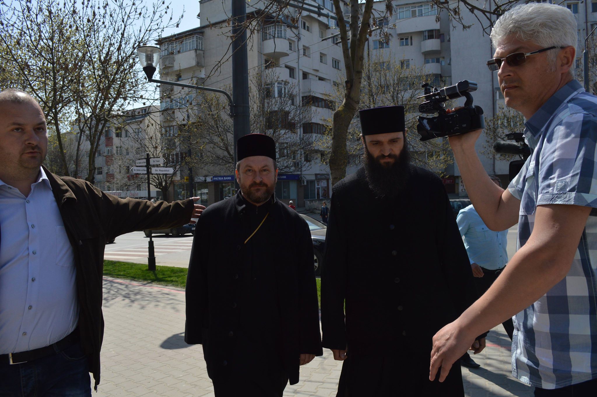 Fostul episcop de Huși Corneliu Onilă, la Tribunalul Vaslui. Fostul ierarh, audiat în dosarul în care trei preoți sunt judecați pentru că l-ar fi șantajat cu filme pornografice/ FOTO