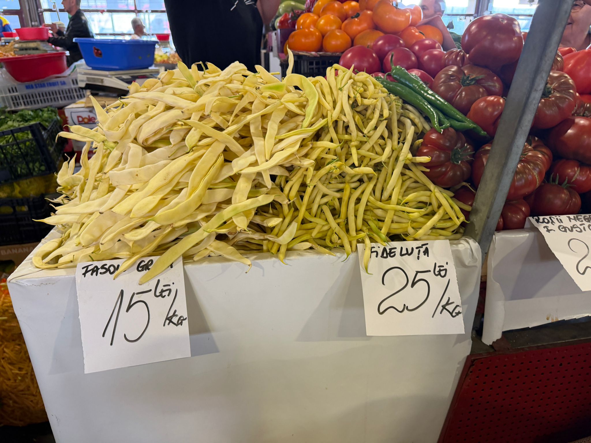 Cât costă legumele românești în Piața Obor. Prețurile pentru roșii, castraveți, cartofi, ardei, ceapă și fasole
