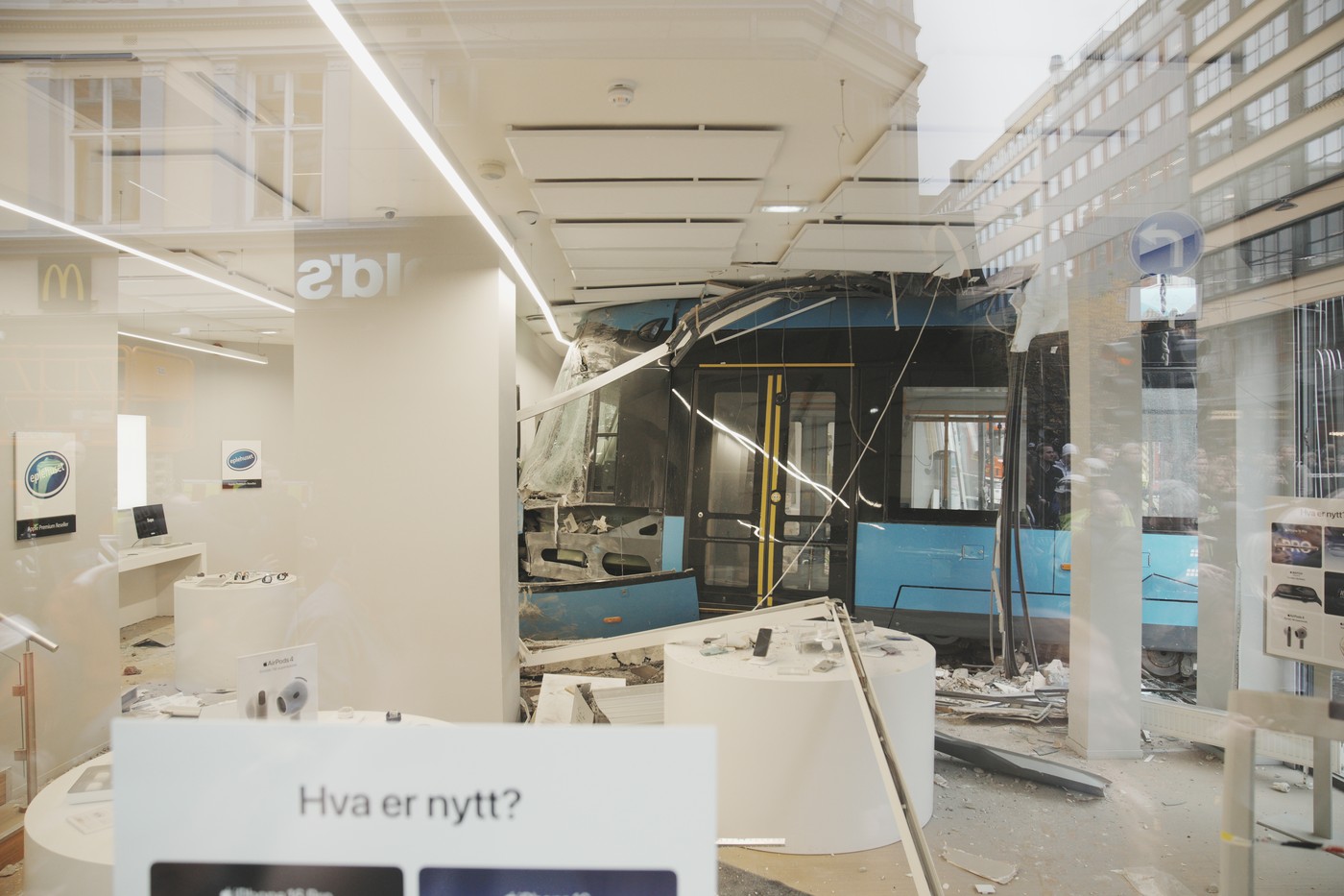 Un tramvai a deraiat la Oslo şi a intrat într-un magazin din centrul orașului. Patru oameni au fost răniți I VIDEO