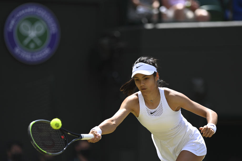Cine e Emma Răducanu, senzaţia de la Wimbledon: „Vin în fiecare an s-o vizitez pe mamaia, la București”