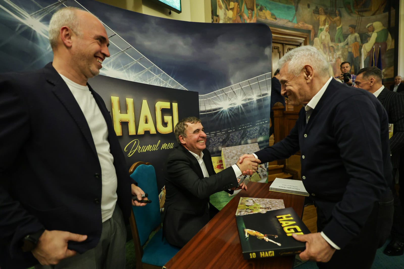 Gheorghe Hagi și-a lansat autobiografia, „Hagi - Drumul meu”. Legendele fotbalului românesc au stat la coadă pentru a obține un exemplar cu autograf