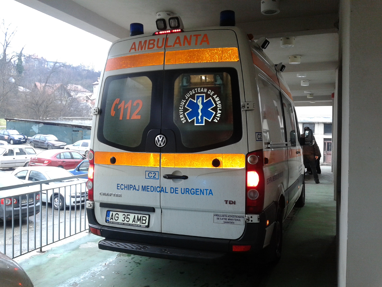 Elevi intoxicați la Dragoslavele! Duşi la spital după ce au băut laptele la şcoală