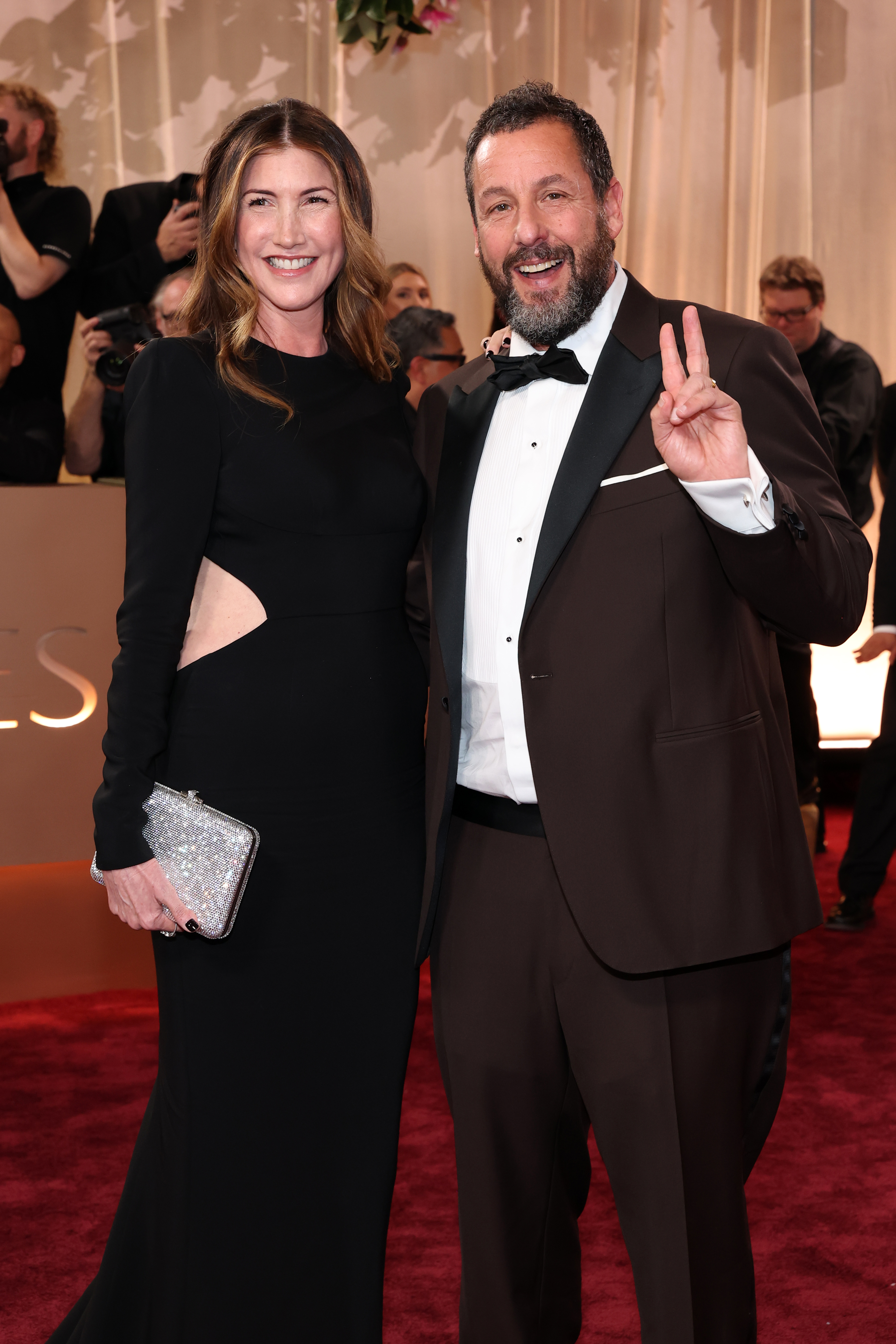 Imagini controversate cu Adam Sandler la apariția de la premiera filmului soției sale. Ținuta care a împărțit internetul în două