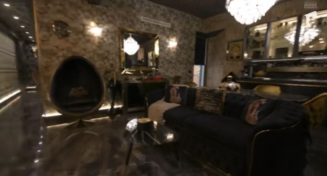 Imagini din casa Prințului Marco și a Biancăi Ghiurcă de la „Insula iubirii”. Ceas de perete Rolex, tapet Gucci și perne Hermès