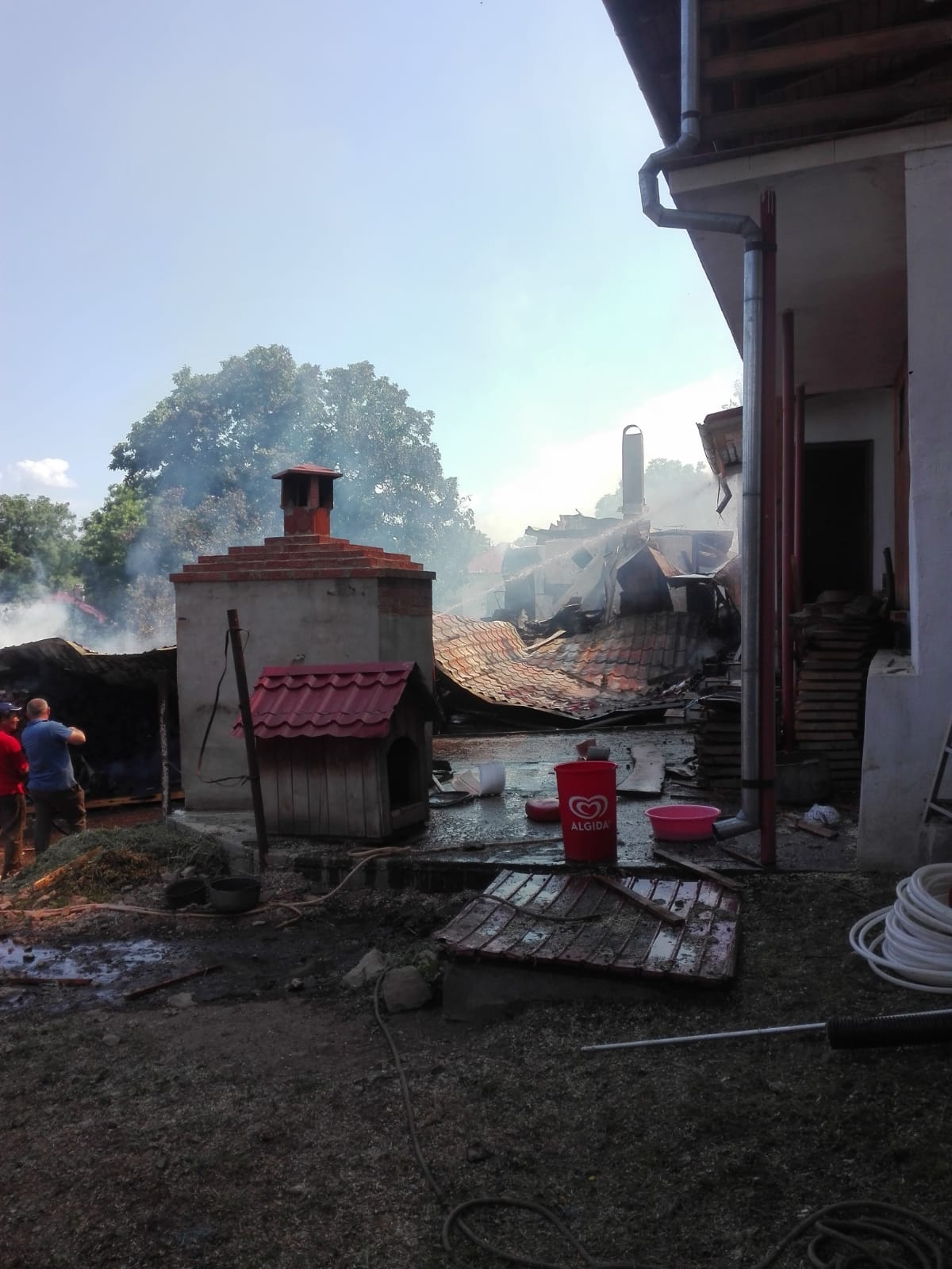 UPDATE/ Patru case din Tulnici, Vrancea, cuprinse de flăcări. Pompierii au localizat incendiul/ GALERIE FOTO&VIDEO