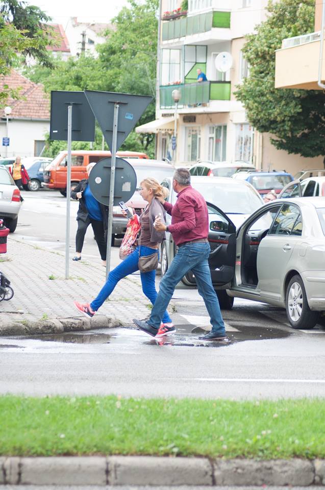 Un politician ar fi agresat o femeie în plină stradă, la Bistrița | GALERIE FOTO