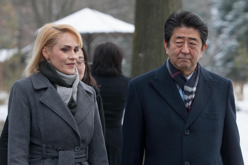 Gabriela Firea, alături de premierul Japoniei Shinzo Abe, în grădina japoneză din Herăstrău