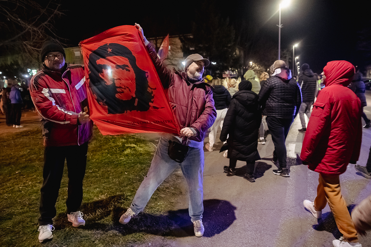 Cum protestează studenții sârbi prin marș și de ce strigă numele Laurei Kovesi