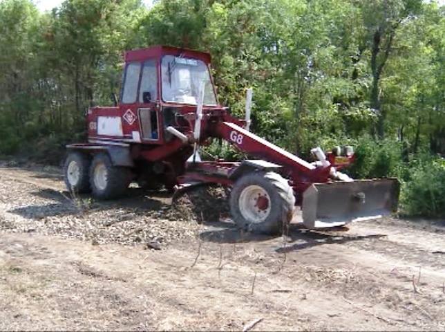 REPORTAJ/ Un primar din Vrancea a tăiat banii de serbări câmpenești ca să asfalteze ulițele. “Petrecerile se duc, dar asfaltul rămâne”
