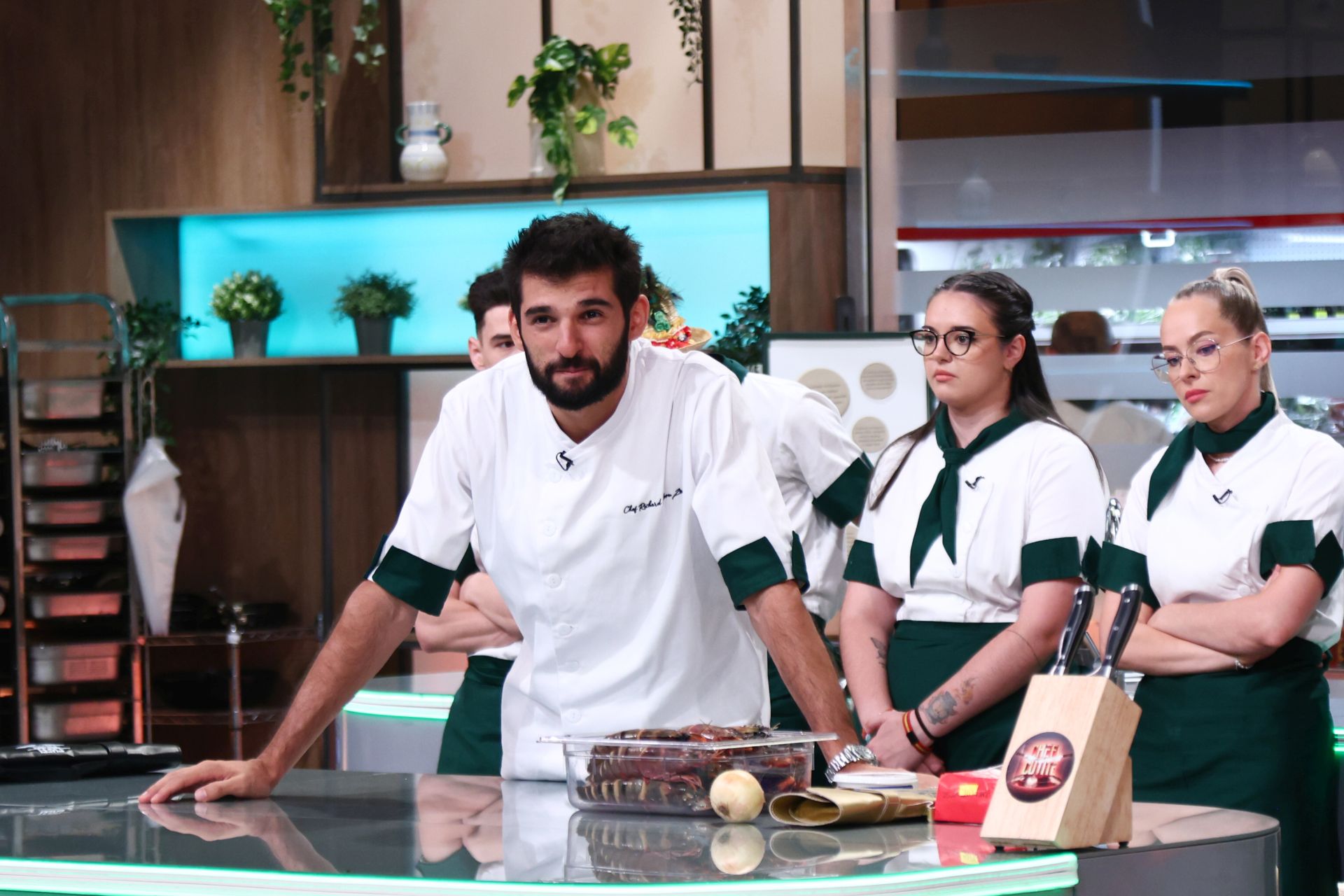 Chef Ștefan Popescu a părăsit platoul: „Se simt amenințați!”. Noi concurenți vin la „Chefi la cuțite”