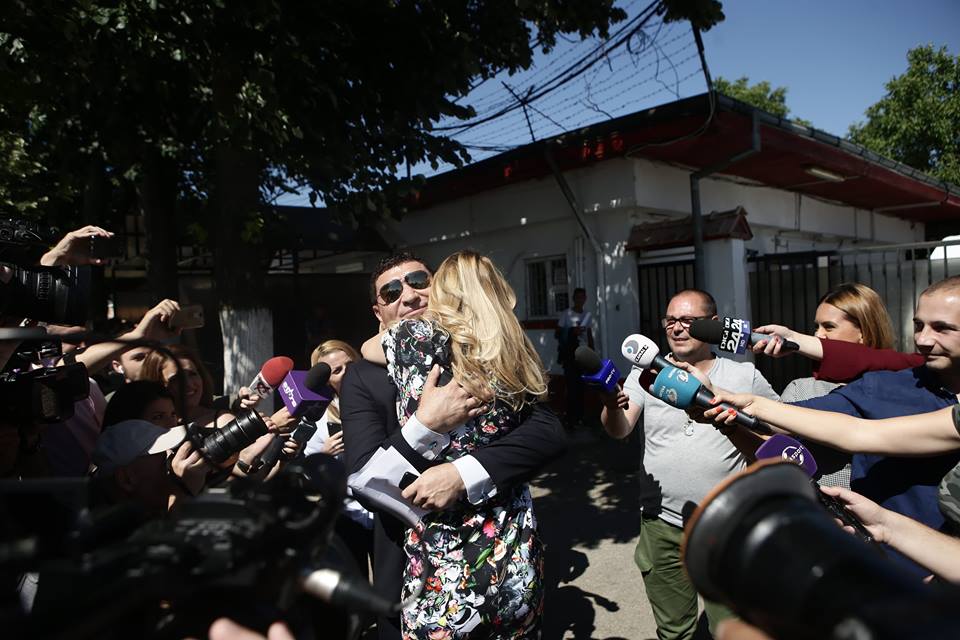 FOTO&VIDEO/ Cristi Borcea a ieșit din închisoare. Valentina Pelinel l-a așteptat la poarta penitenciarului