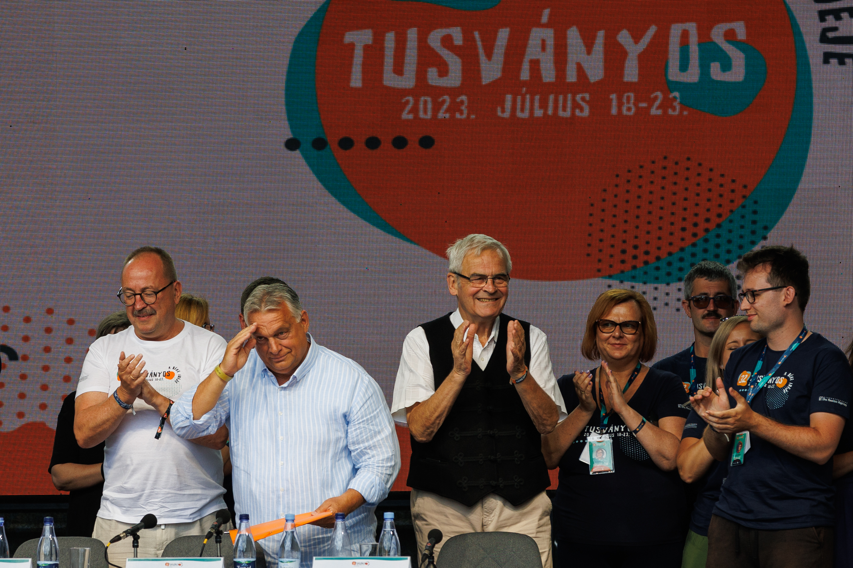 REPORTAJ. Cum s-au văzut de la fața locului protestul naționaliștilor români și discursul lui Viktor Orban de la Tușnad. „Nu sunt violentă, dau numai din gură”
