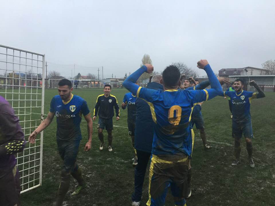 Așa arată gazonul unei foste campioane a României. Petrolul, lider de toamnă în nămol. Și ”U” Cluj e pe locul 1. Rezultatele din Liga 3 / FOTO